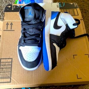 Slightly wore Jordan retro 1 mids